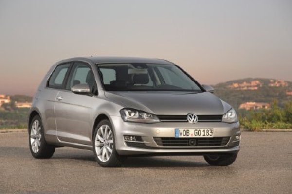 Volkswagen are probleme cu noul Golf. Apa pătrunde în compartimentul pasagerilor